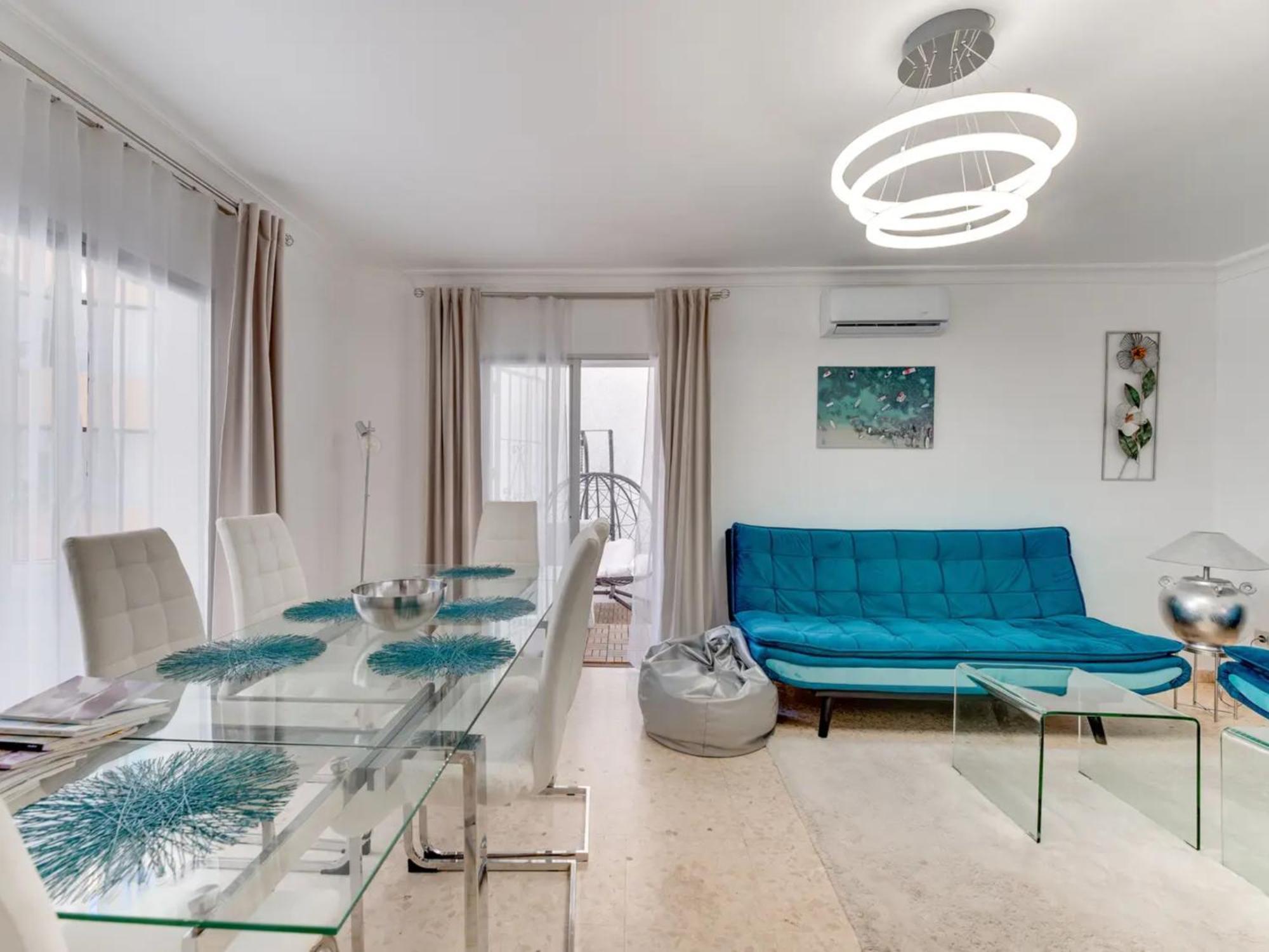 Spacious 3br Walk To & Old Town Apartment *