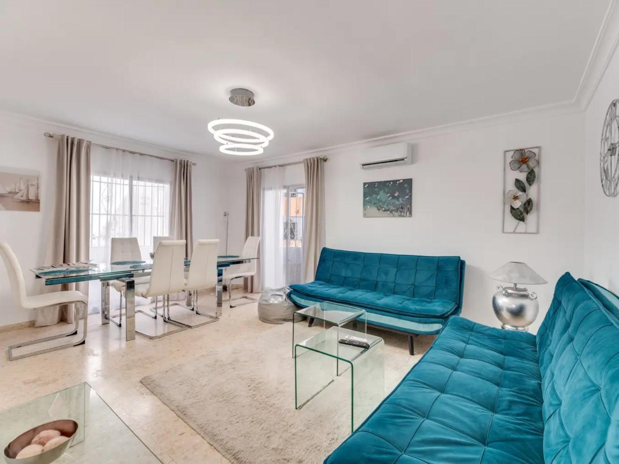Spacious 3br Walk To & Old Town Apartment