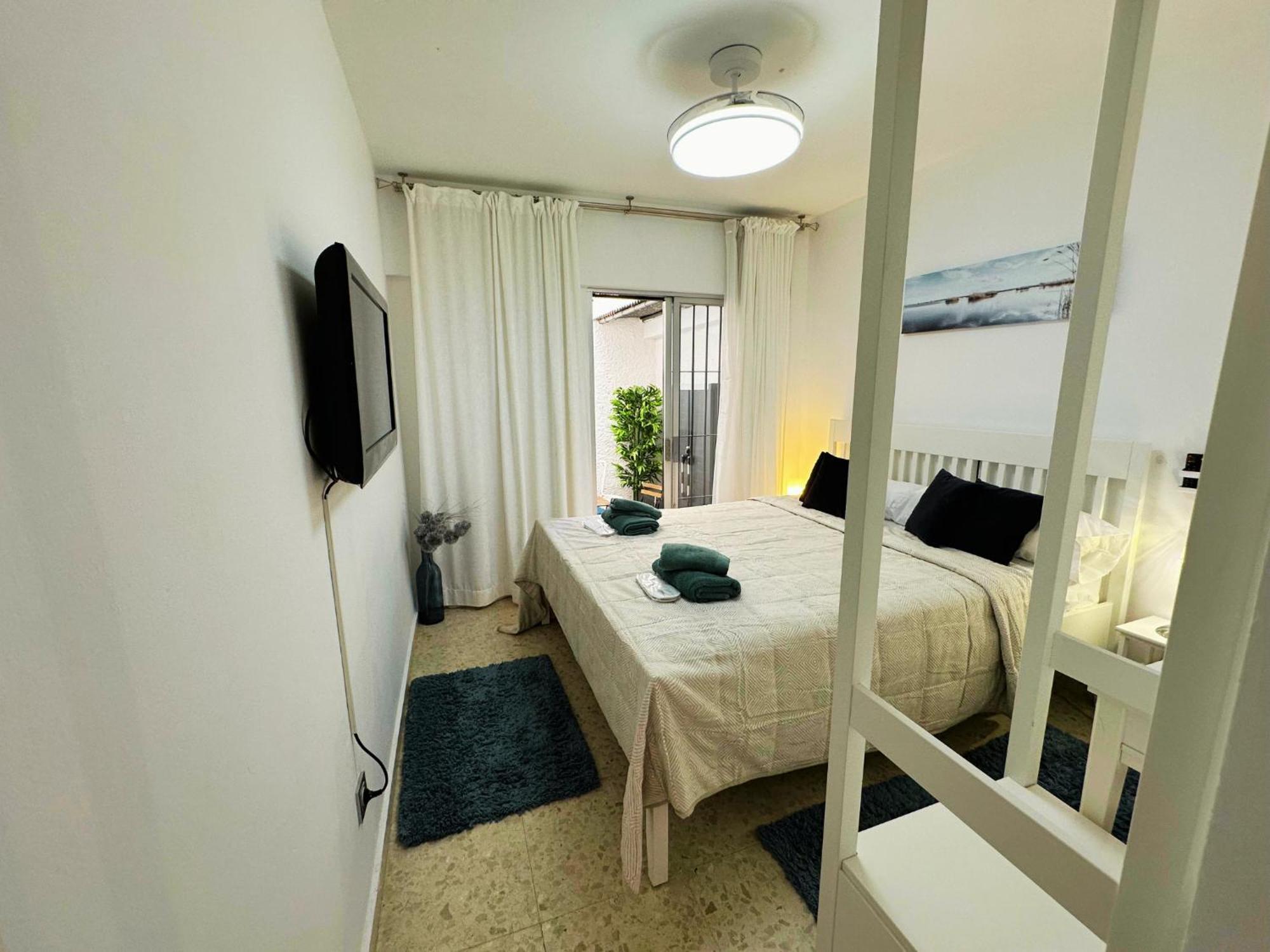 Spacious 3br Walk To & Old Town Apartment *