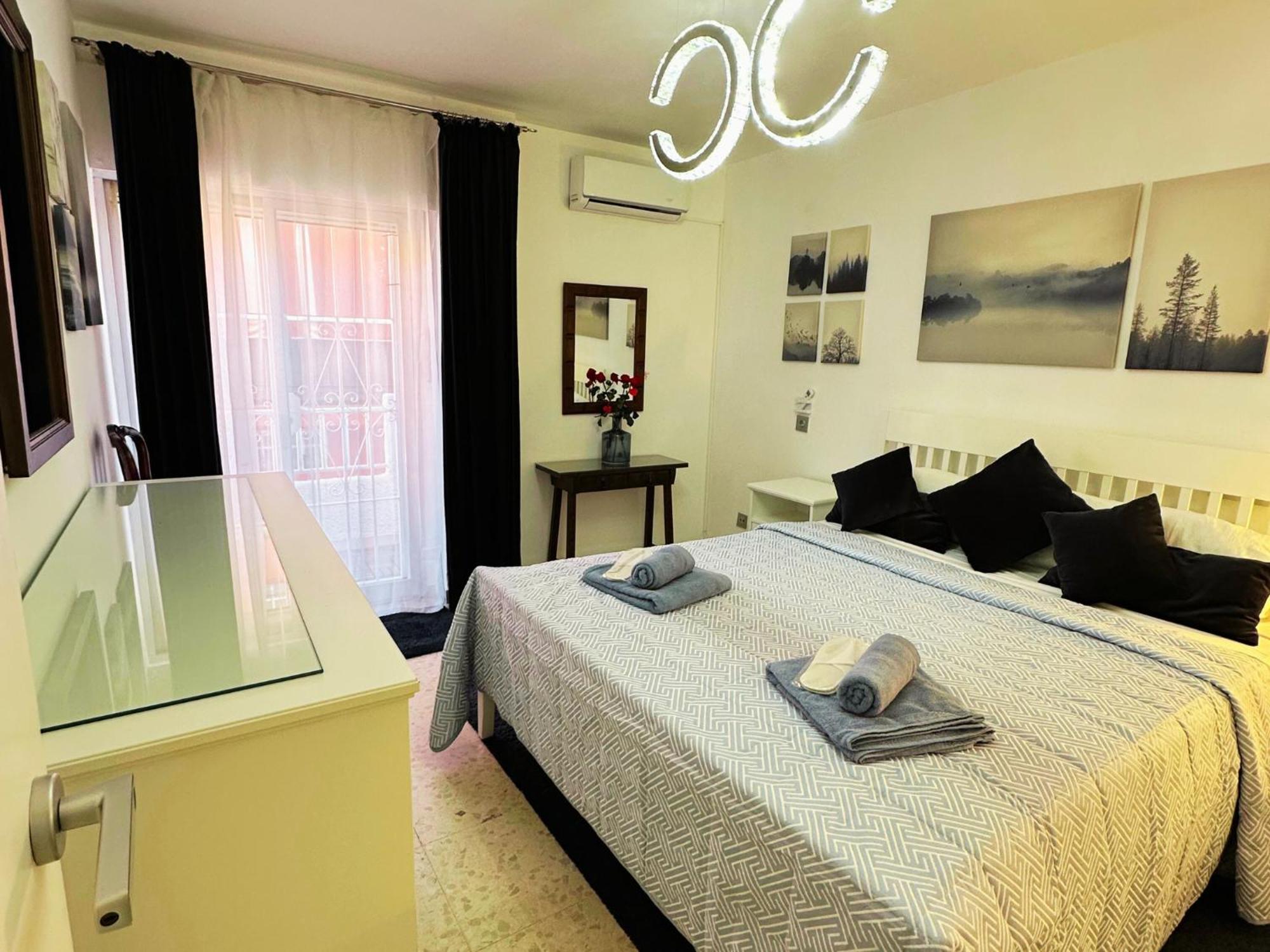 Spacious 3br Walk To & Old Town Apartment *